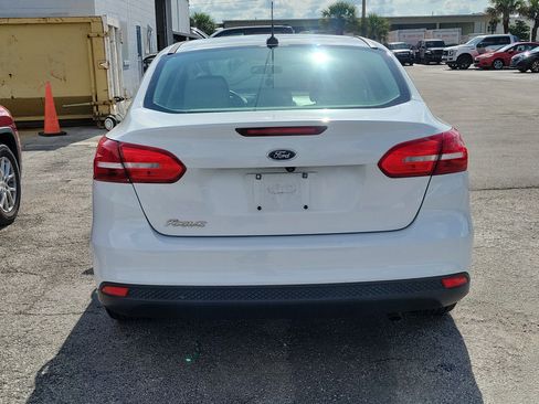 Used 2018 Ford Focus SE w/ SE Appearance Package FWD image 5