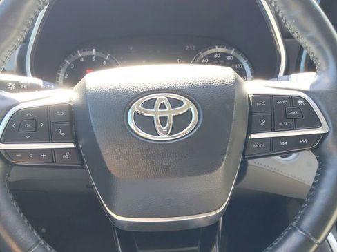 Used 2021 Toyota Highlander Limited image 19