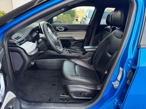 Used 2025 Jeep Compass Limited image 28