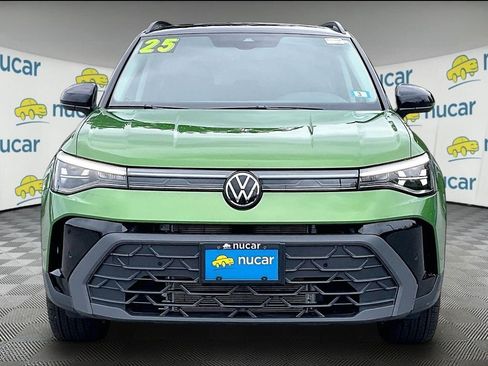 Used 2025 Volkswagen Taos SE AWD/4WD image 2