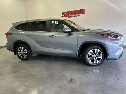 Used 2023 Toyota Highlander XLE FWD image 2