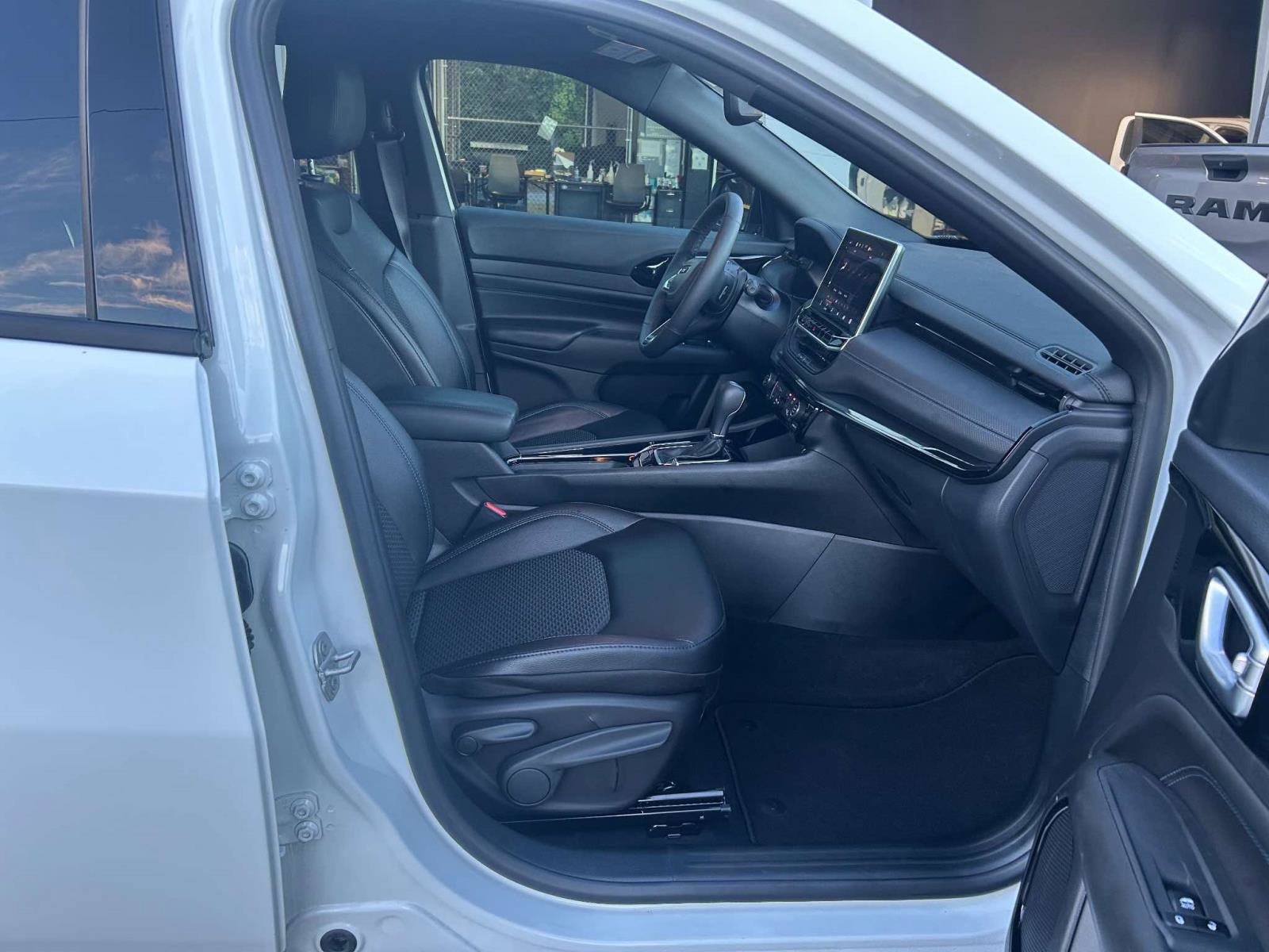 Used 2026 Jeep Compass Latitude AWD/4WD image 19