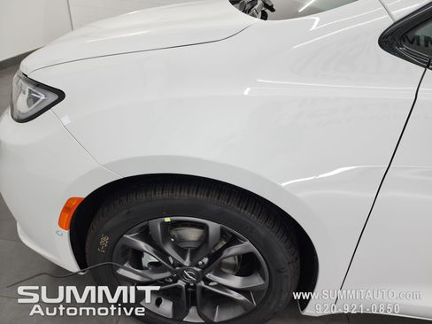 New 2026 Chrysler Pacifica Select image 37