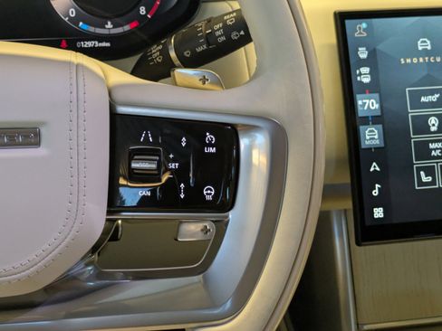 Used 2025 Land Rover Range Rover SV image 22