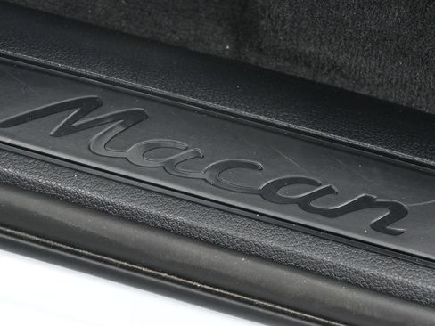 Used 2025 Porsche Macan AWD/4WD image 13