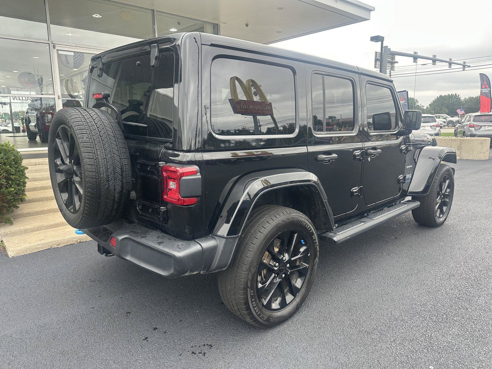 Used 2023 Jeep Wrangler Unlimited Sahara w/ Cold Weather Group AWD/4WD image 12