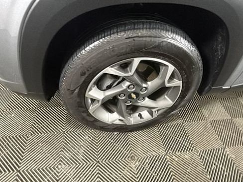 Used 2025 Chevrolet Trax LT FWD image 9