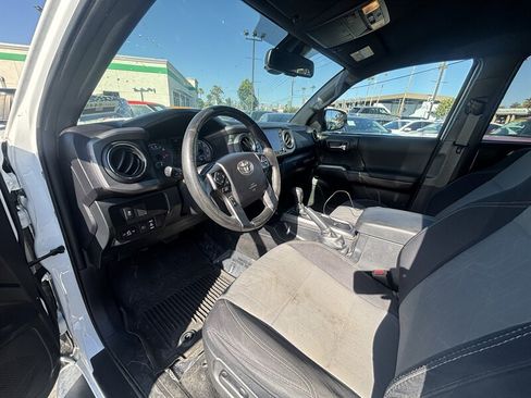 Used 2021 Toyota Tacoma TRD Sport w/ Technology Package RWD image 13
