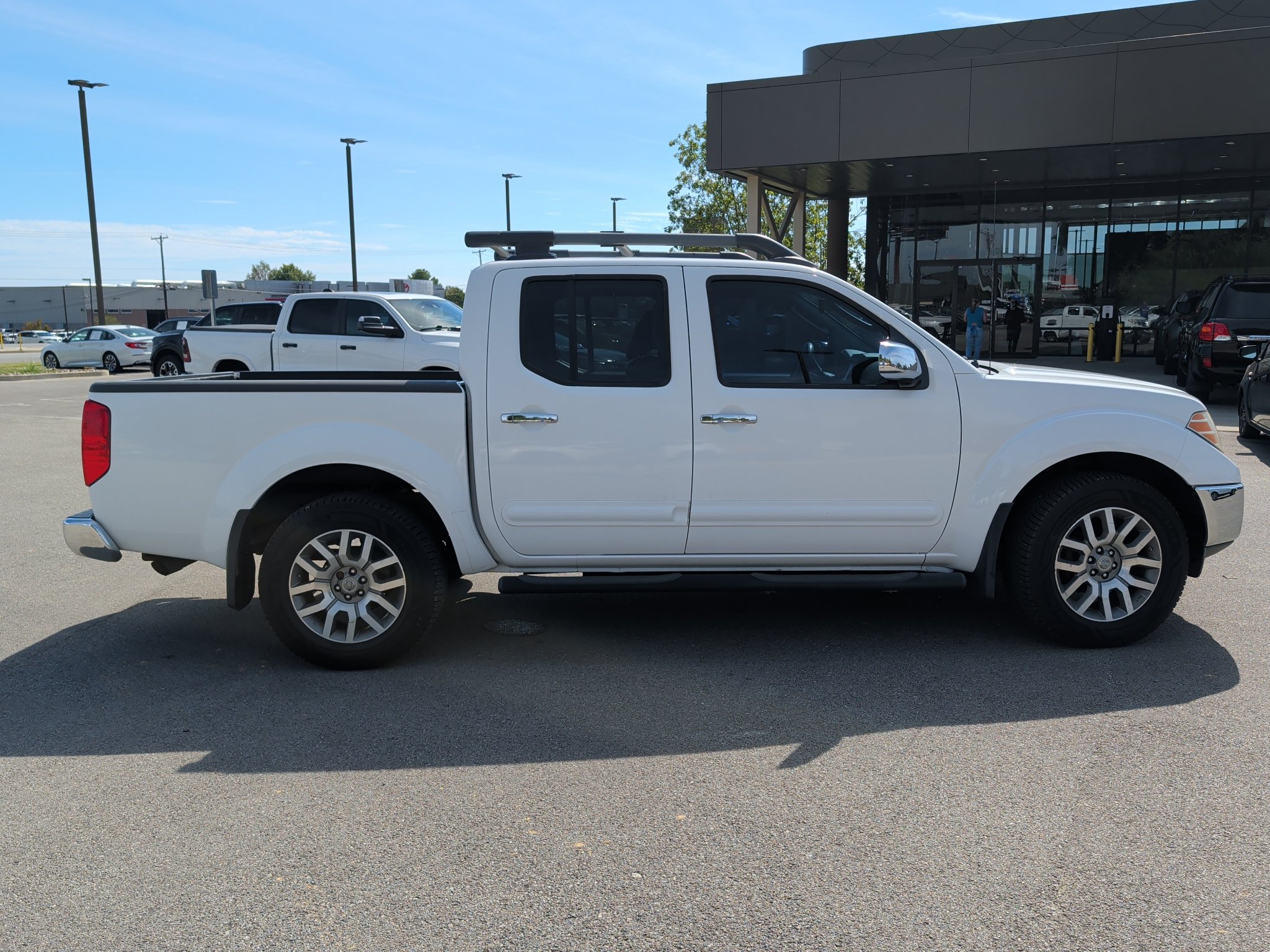 Used 2011 Nissan Frontier SL w/ Moonroof Pkg AWD/4WD image 17