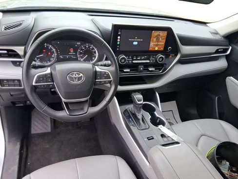 Used 2023 Toyota Highlander XLE FWD image 12