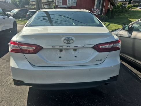 Used 2018 Toyota Camry XLE FWD image 6