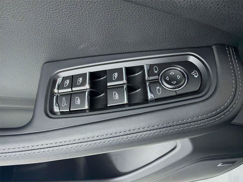 Used 2025 Porsche Macan AWD/4WD image 8