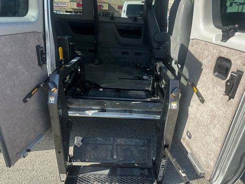 Used 2011 Ford E-350 and Econoline 350 XLT image 34