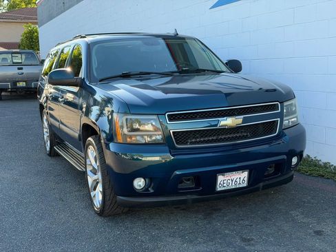 Used 2007 Chevrolet Suburban LTZ w/ LTZ Preferred Equipment Group AWD/4WD image 2