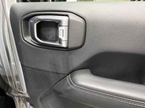 Used 2018 Jeep Wrangler Unlimited Sahara image 31