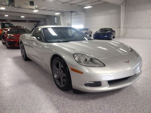 Used 2007 Chevrolet Corvette Coupe w/ Preferred Equipment Group RWD image 3