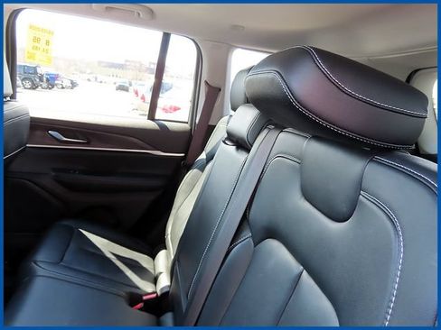 Used 2023 Jeep Grand Cherokee Limited AWD/4WD image 11