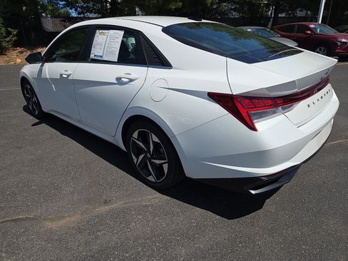 Used 2022 Hyundai Elantra SEL w/ Convenience + Premium Package FWD image 5