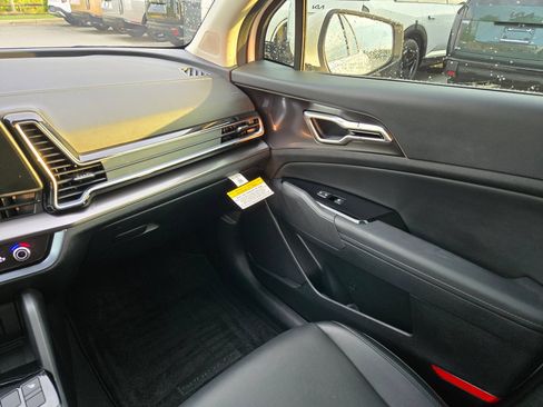 Used 2025 Kia Sportage EX w/ Premium Package FWD image 11