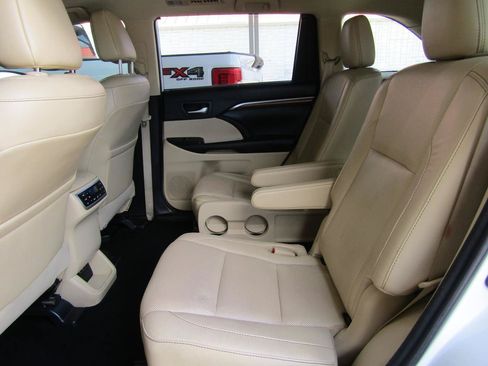 Used 2018 Toyota Highlander Limited Platinum FWD image 10