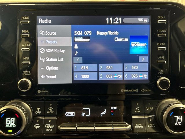 Used 2020 Toyota Highlander XLE AWD/4WD image 29
