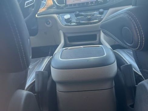 Used 2023 Chrysler Pacifica Limited image 28