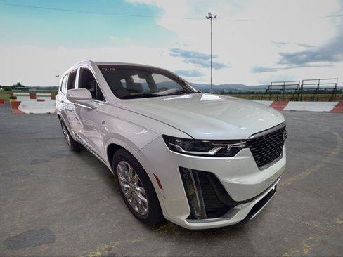 Used 2021 Cadillac XT6 Premium Luxury FWD image 2