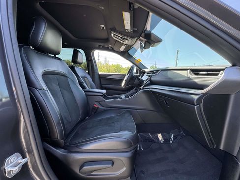 Used 2025 Jeep Grand Cherokee Altitude AWD/4WD image 15