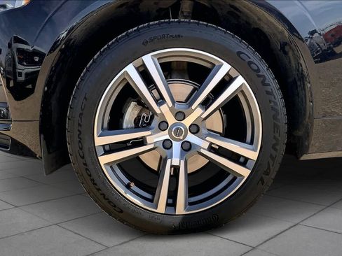 Used 2020 Volvo XC60 T5 Momentum w/ Protection Package Premier image 10