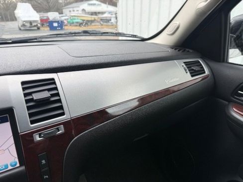 Used 2009 Cadillac Escalade w/ Ultra Luxury Collection image 33