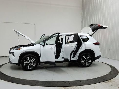 Used 2025 Nissan Rogue SL AWD/4WD image 12