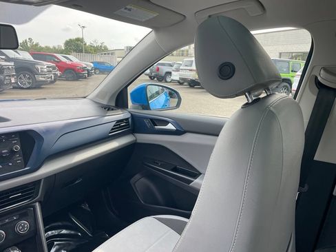 Used 2022 Volkswagen Taos SE w/ Panoramic Sunroof Package FWD image 23