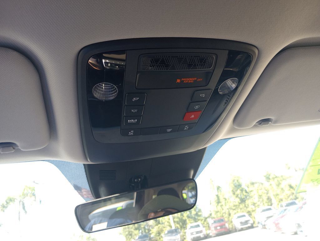 Used 2025 Kia Carnival FWD image 33