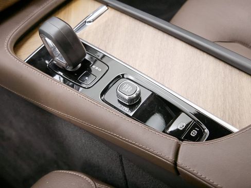 Certified 2024 Volvo XC90 T8 Plus image 18