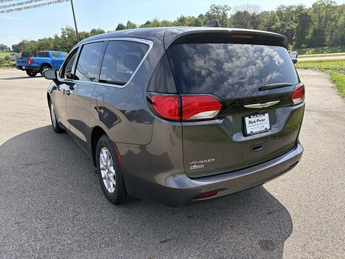 Used 2023 Chrysler Voyager LX FWD image 3