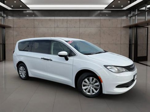 Used 2020 Chrysler Voyager L image 16