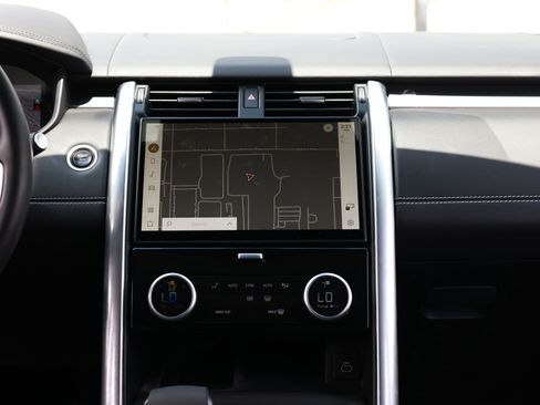 Used 2024 Land Rover Discovery Metropolitan Edition AWD/4WD image 49