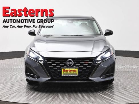 Used 2023 Nissan Altima 2.5 SR FWD image 2