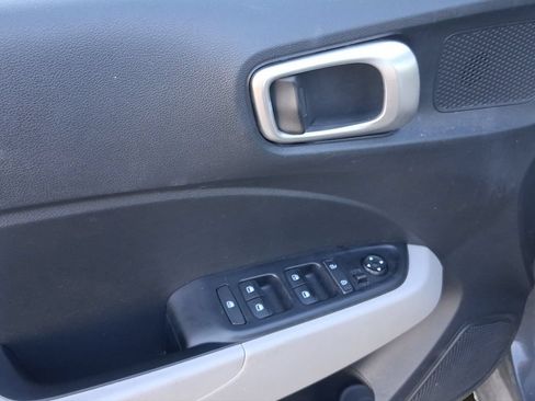 Used 2023 Hyundai Venue SEL FWD image 18
