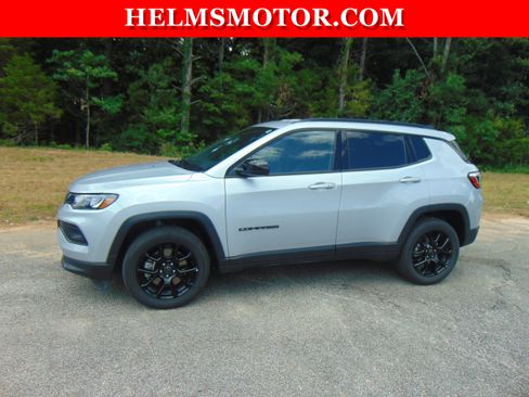 Certified 2025 Jeep Compass Latitude w/ Convenience Group AWD/4WD image 1