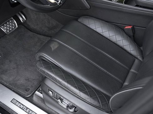 Used 2018 Bentley Bentayga image 16