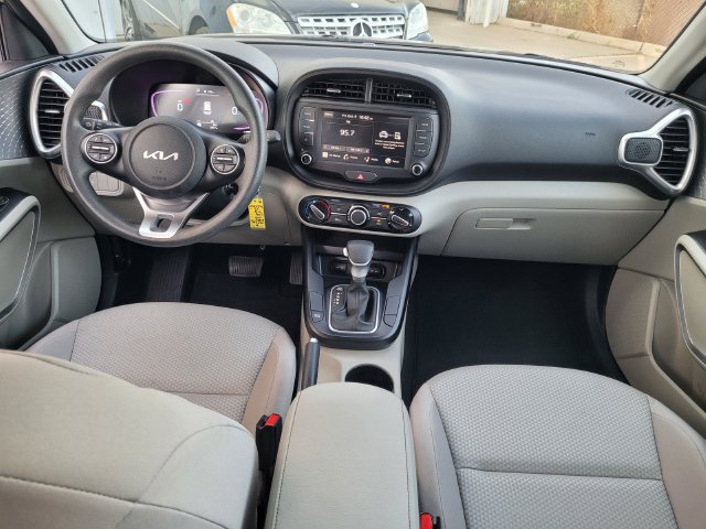 Used 2025 Kia Soul LX w/ LX Technology Package FWD image 16