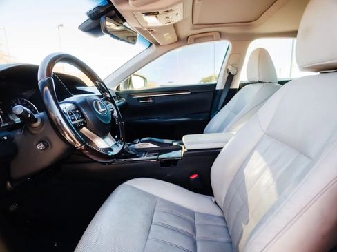 Used 2017 Lexus ES 300h w/ Luxury Package image 11