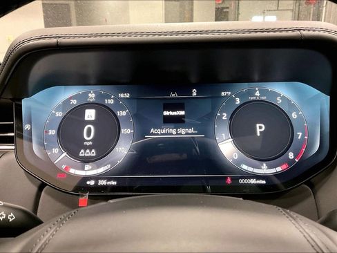 Used 2025 Land Rover Range Rover SE AWD/4WD image 13