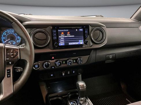 Used 2019 Toyota Tacoma TRD Off-Road AWD/4WD image 10