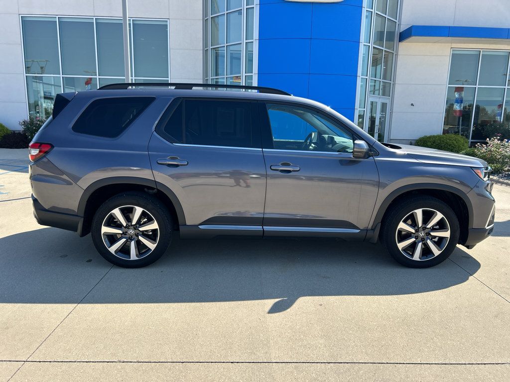 Used 2025 Honda Pilot Touring image 4