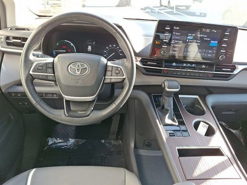 Used 2024 Toyota Sienna XLE image 11