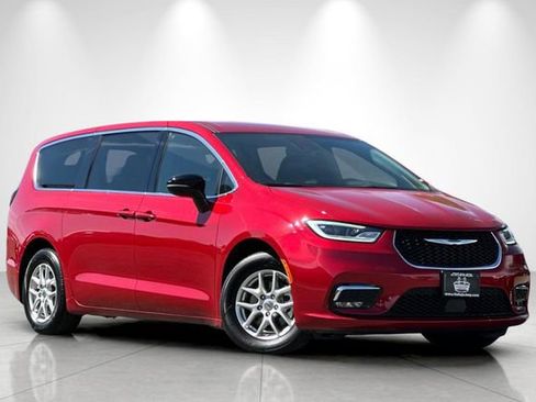 Used 2025 Chrysler Pacifica Select image 2