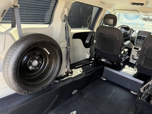 Used 2018 Dodge Grand Caravan SE w/ Power Convenience Group I FWD image 23