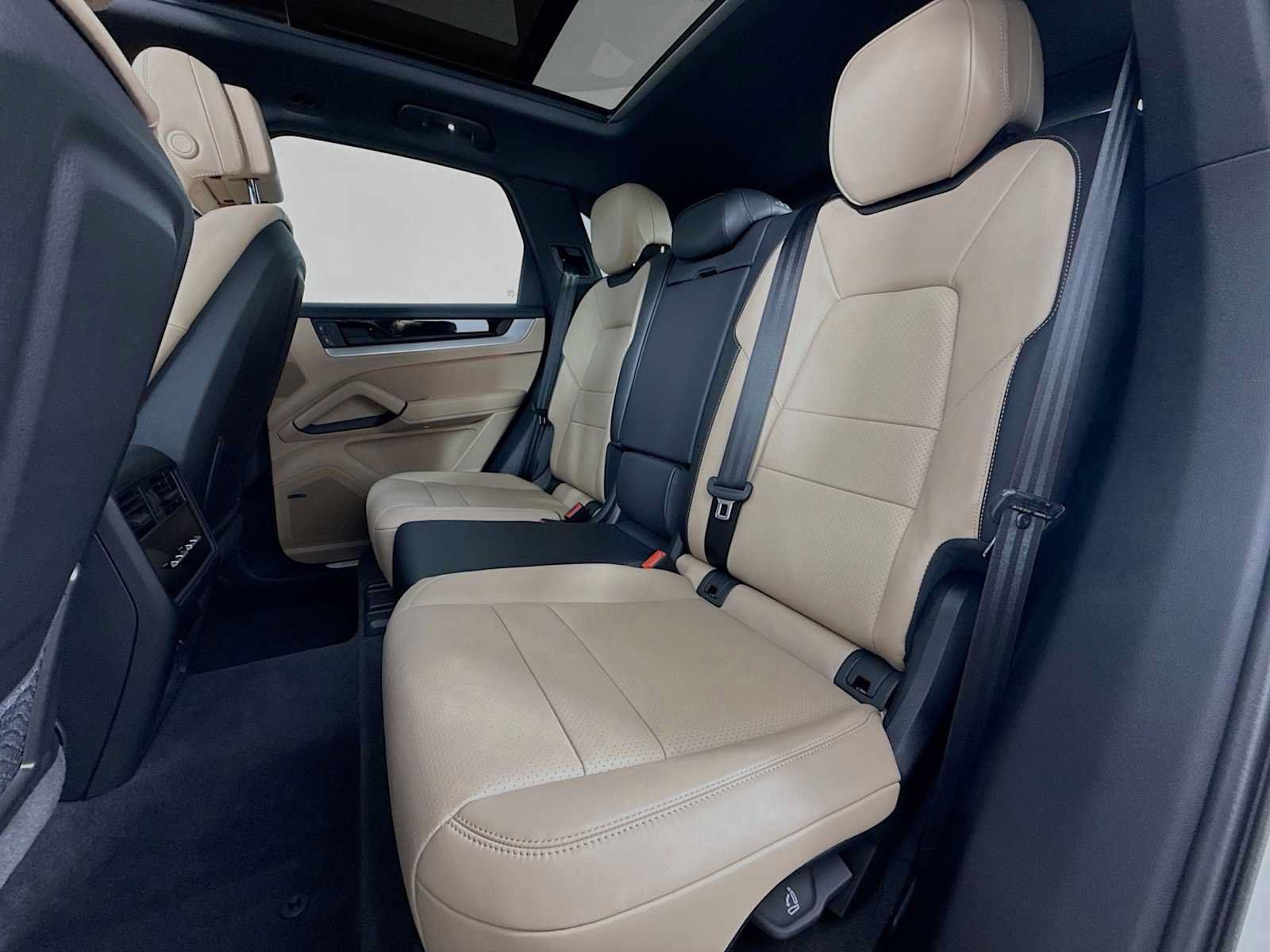 Certified 2025 Porsche Cayenne AWD/4WD image 23